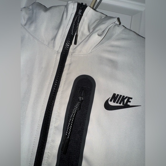 Nike Tech Shell Jacket - Picture 2 of 4